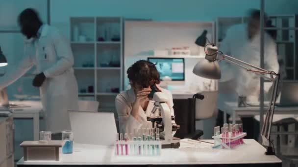 Včas Mladá Zaměstnaná Stážistka Bílém Plášti Která Dívá Mikroskopu Dělá — Stock video