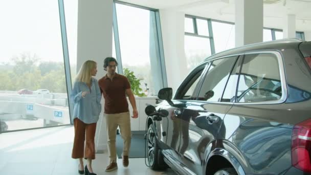 Mladý Ženatý Pár Výběru Crossover Auto Prodejně Showroom Muž Otevírá — Stock video