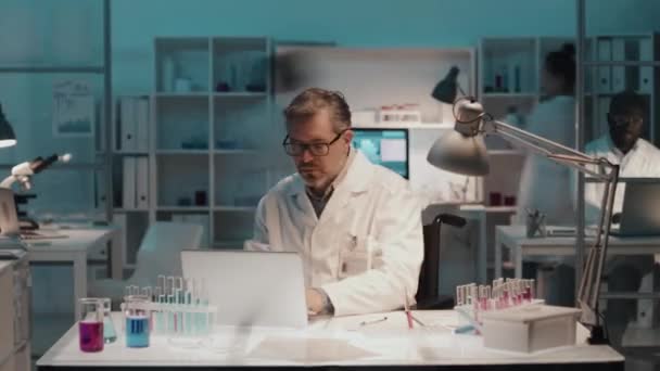 Zeitraffer Eines Erfahrenen Virologen Oder Forschers Der Arbeitsplatz Sitzt Laptop — Stockvideo