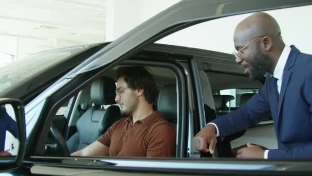Black Man Working Salesperson Car Dealership Telling Middle Eastern Customer — Stock Video