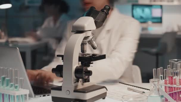 Timelapse Närbild Kvinnliga Forskare Tittar Mikroskop Använder Bärbar Dator Och — Stockvideo