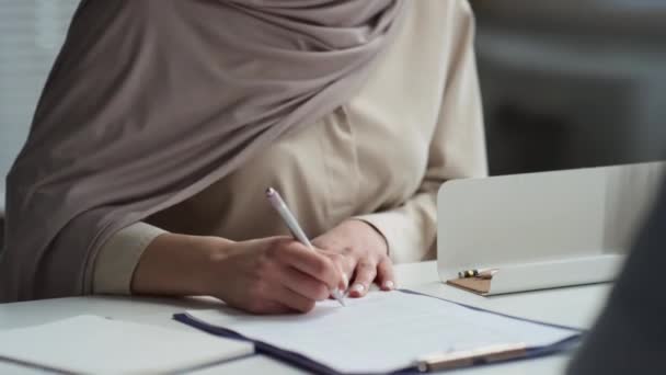 Inclinazione Felice Giovane Donna Musulmana Hijab Firma Carta Negli Appunti — Video Stock