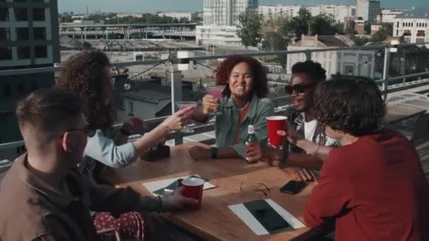 Fiatal Többnemzetiségű Férfiak Nők Lassú Mozgása Akik Asztalnál Ülnek Tetőn — Stock videók