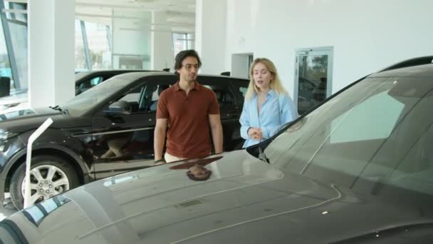 Etnicky Různorodý Mladý Manželský Pár Výběru Crossover Auto Koupit Moderním — Stock video