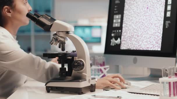 Timelapse Mujer Científica Bata Laboratorio Estudiando Nueva Sustancia Microscopio Tomando — Vídeos de Stock