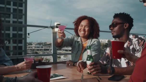 Lassú Felvétel Vidám Fiatal Többnemzetiségű Barátokról Alkalmi Ruhában Akik Tetőn — Stock videók