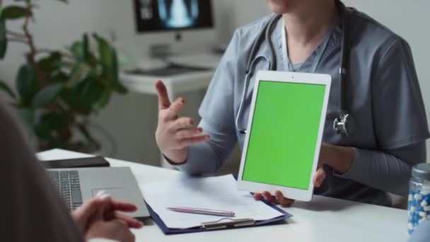 Nahaufnahme Einer Jungen Ärztin Die Eine Tablette Mit Grünem Bildschirm — Stockvideo