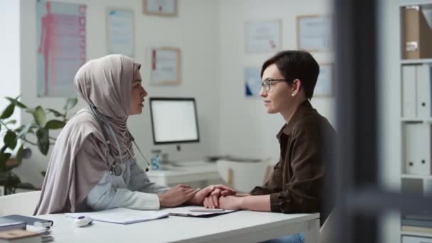 Mladá Muslimská Klinika Hidžábu Laboratorní Plášť Podporující Úzkostnou Pacientku Nebezpečnou — Stock video