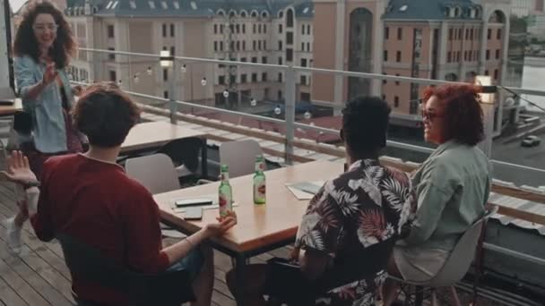 Gruppe Junger Ethnisch Unterschiedlicher Freunde Die Tisch Sitzen Und Ein — Stockvideo