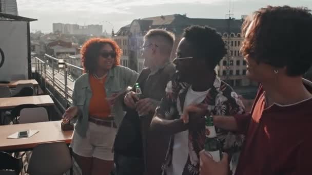 Junge Kaukasierin Begrüßt Ihre Multiethnischen Freunde Bei Party Auf Dem — Stockvideo