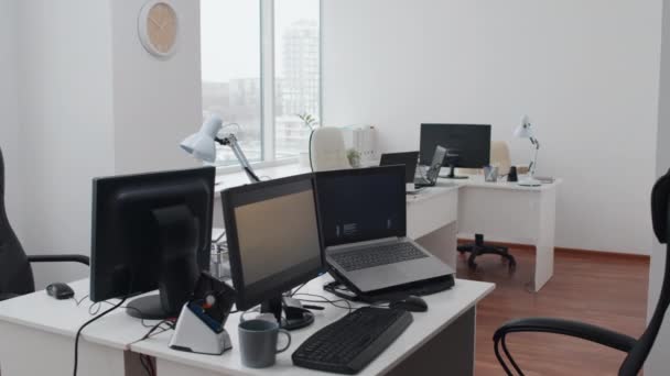 Никаких Снимков Настольного Компьютера Ноутбука Столе Современном Офисе Открытой Планировки — стоковое видео