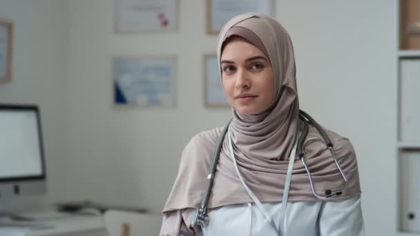 Dokter Muda Cantik Dalam Hijab Dan Jas Lab Dengan Stetoskop — Stok Video