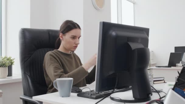 Nuori Valkoihoinen Nainen Työskentelee Tietokoneen Avoimen Suunnitelman Toimisto Laittaa Kuulokkeet — kuvapankkivideo