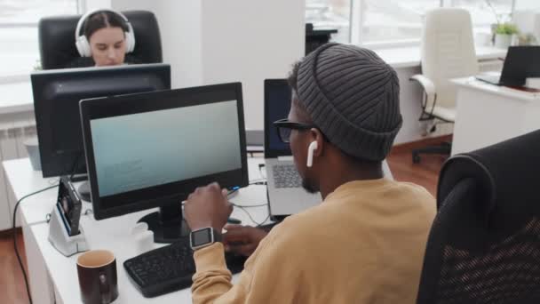 Foco Seletivo Jovem Negro Trabalhando Escritório Empresa Que Codifica Dados — Vídeo de Stock