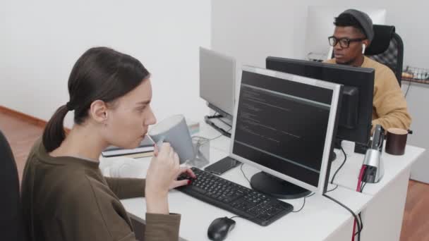 Modern Ofiste Masa Başında Oturan Bilgisayar Kodları Üzerinde Çalışan Çay — Stok video