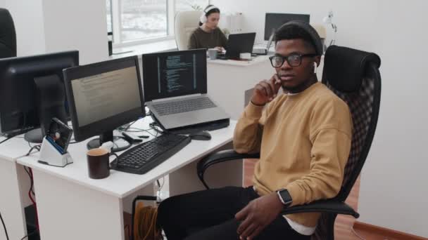 Retrato Cámara Lenta Joven Negro Confiado Que Trabaja Una Empresa — Vídeos de Stock