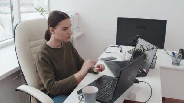 Lentidão Ângulo Alto Jovem Mulher Caucasiana Trabalhando Laptop Escritório Ficando — Vídeo de Stock