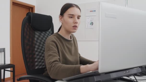 Mulher Branca Jovem Desenvolvendo Código Computador Por Horas Ficando Extremamente — Vídeo de Stock