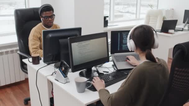 Junger Schwarzer Mann Und Kaukasische Frau Arbeiten Computerprogrammen Büro Eines — Stockvideo