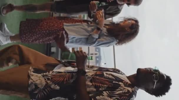 Pionowe Ujęcie Młodych Zróżnicowanych Etnicznie Mężczyzn Kobiet Luźnych Ciuchach Tańczących — Wideo stockowe