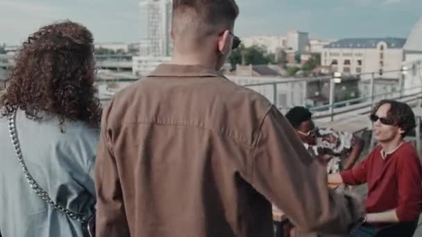 Çatıdaki Partiye Gelen Genç Çiftin Görüntülerini Izliyoruz Arkadaşlarını Beşlik Çakarak — Stok video