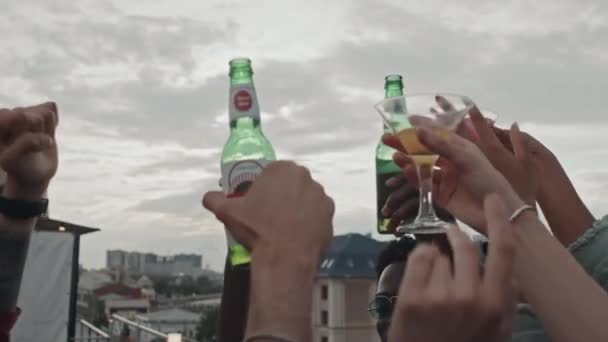 Χέρια Νεαρών Πολυεθνικών Φίλων Που Κρατούν Μπουκάλια Μπύρας Και Ποτήρια — Αρχείο Βίντεο
