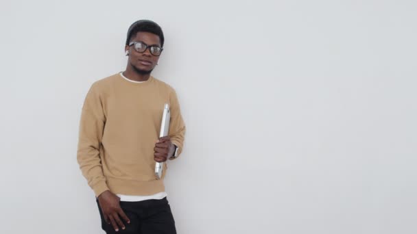 Середній Портрет Молодого Афроамериканця Стильному Повсякденному Вбранні Бані Окулярами Тримає — стокове відео
