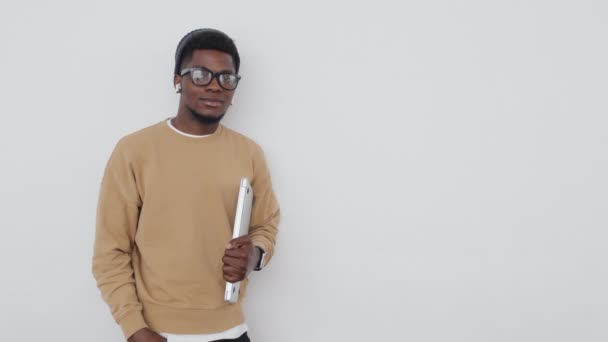 Muotokuva Luottavainen Nuori Afrikkalainen Amerikkalainen Mies Yllään Tyylikäs Rento Vaatteita — kuvapankkivideo
