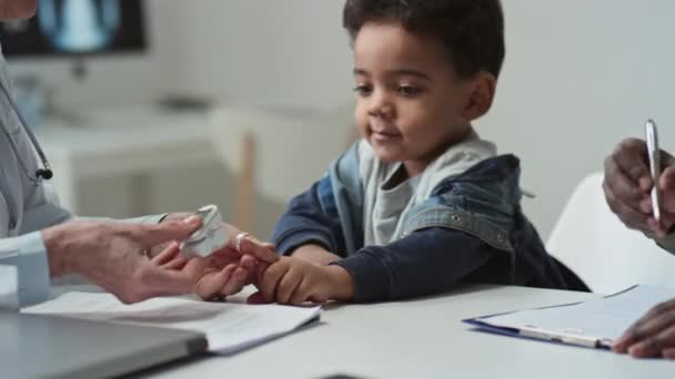 Erfahrene Kinderärztin Setzt Pulsoximeter Auf Die Fingerspitze Des Niedlichen Kleinen — Stockvideo