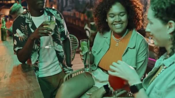 Barda Oturmuş Kadehlerini Kokteyllerle Tokuşturan Genç Arkadaşın Yüksek Açılı Yavaş — Stok video