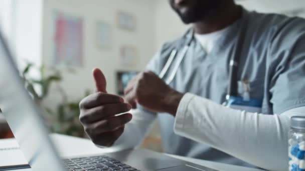 年轻男性全科医生在网上医疗会诊期间与病人进行密切的合作 并以药物的形式推荐新的药物 — 图库视频影像
