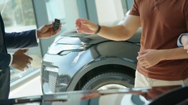 Orta bölüm yavaş yavaş tanınmayan bir adam galeriden yeni bir araba alıyor, satış elemanı anahtarı ona veriyor sonra da el sıkışıyor.