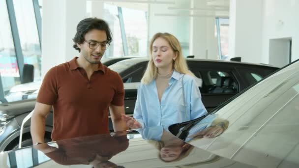 Fiatal Férfi Megvitatják Crossover Autó Modell Jellemzői Amikor Kiválasztják Egy — Stock videók