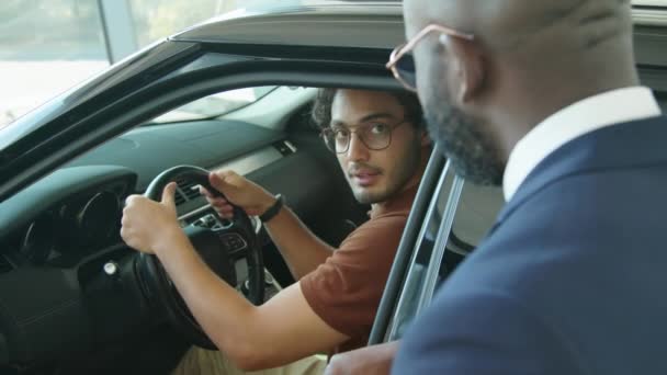 Jonge Midden Oosterse Man Zit Auto Showroom Van Dealer Bespreken — Stockvideo