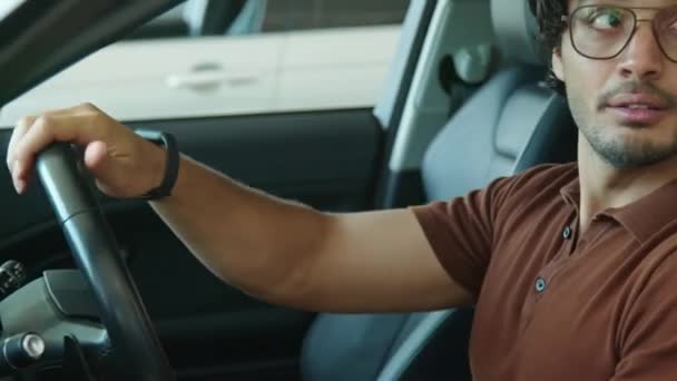 Радостный Молодой Ближневосточный Мужчина Сидящий Автомобиле Салоне Автосалона Обсуждает Технические — стоковое видео