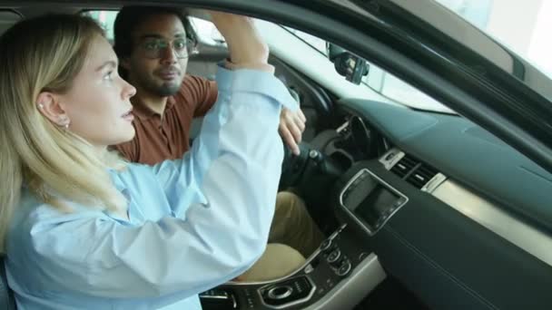 Молодая Кавказка Муж Ближнего Востока Выбирают Новую Машину Покупки Салоне — стоковое видео