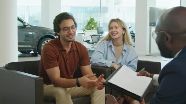 Fröhliches Ethnisch Gemischtes Paar Kauft Neues Auto Autohaus Signiert Papiere — Stockvideo