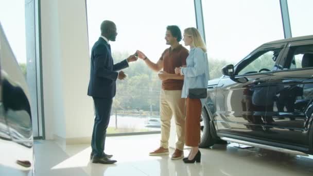 Lange Schot Van Afro Amerikaanse Man Werkzaam Dealercentrum Geven Autosleutel — Stockvideo