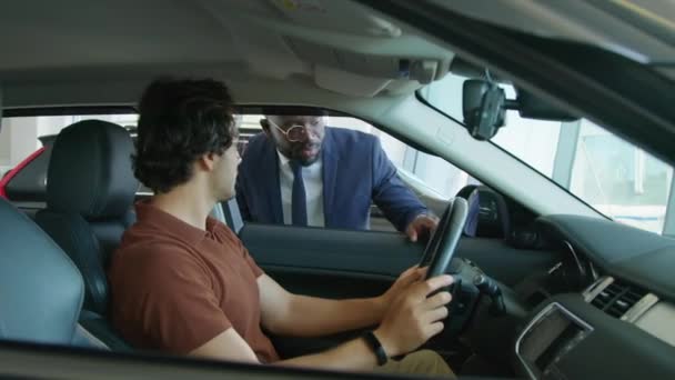 Ung Mellanösternman Väljer Bil Dealership Center Ställa Frågor Instrumentpanelen Till — Stockvideo