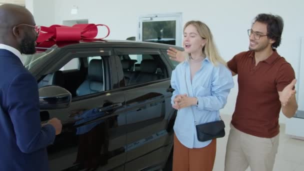 Szczęśliwa Młoda Kaukaska Kobieta Dostaje Nowy Crossover Samochód Jako Prezent — Wideo stockowe