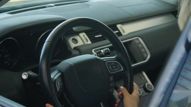 Közelkép Boldog Fiatal Kaukázusi Választott Autót Kereskedés Központjában Élvezi Megható — Stock videók