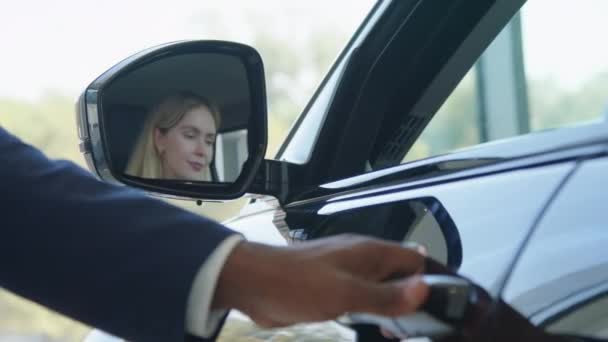 Konceptuální Záběr Radostné Mladé Ženy Vybírá Nové Auto Koupit Sedí — Stock video