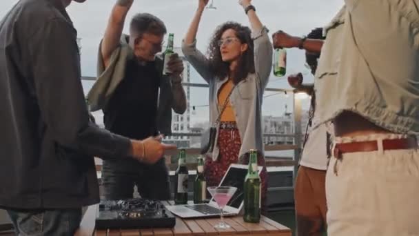 Zeitlupe Junger Multiethnischer Menschen Stylischer Freizeitkleidung Die Auf Einer Party — Stockvideo