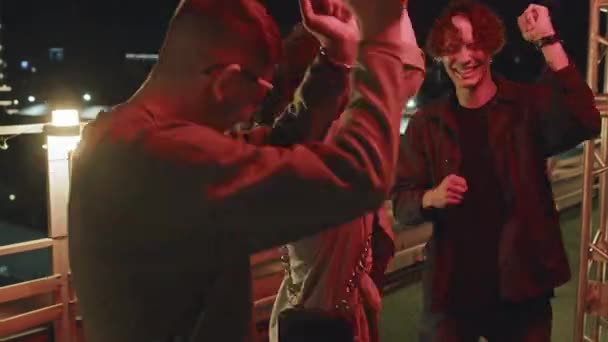 Bir Grup Modern Genç Arkadaş Yaz Gecelerinde Neon Işıkta Çatıda — Stok video