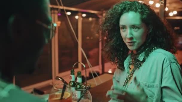 Beyaz Bir Kadının Siyah Erkek Arkadaşıyla Barda Içki Içerken Bardakları — Stok video