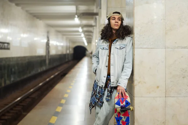 Elegante Adolescente Casualwear Fones Ouvido Por Coluna Mármore Estação Subterrânea — Fotografia de Stock