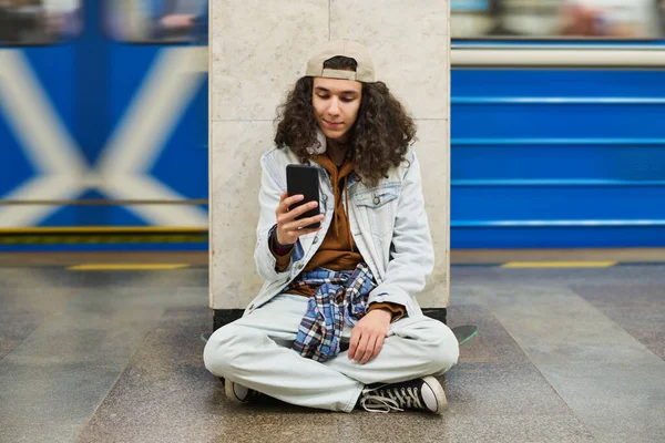 Youthul Chlap Sedí Skateboardu Podle Mramorové Sloupce Stanici Metra Komunikuje — Stock fotografie