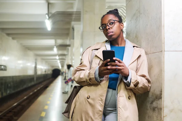 Jovem Afro Americana Séria Com Telefone Celular Por Coluna Mármore — Fotografia de Stock