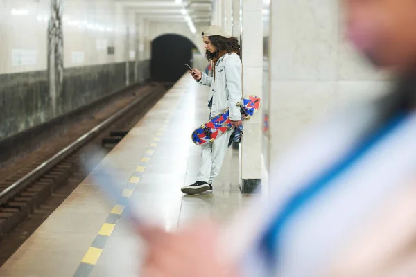 Focus Tiener Jongen Met Skateboard Sms Smartphone Terwijl Stand Marmeren — Stockfoto
