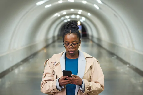 Ung Allvarlig Afroamerikansk Kvinna Casualwear Sms Mobiltelefon När Står Framför — Stockfoto